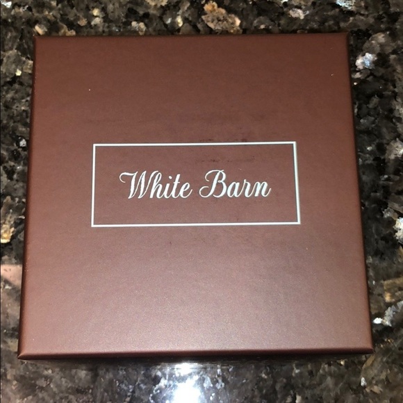 New White Barn Small Candle Gift Box - Picture 2 of 9